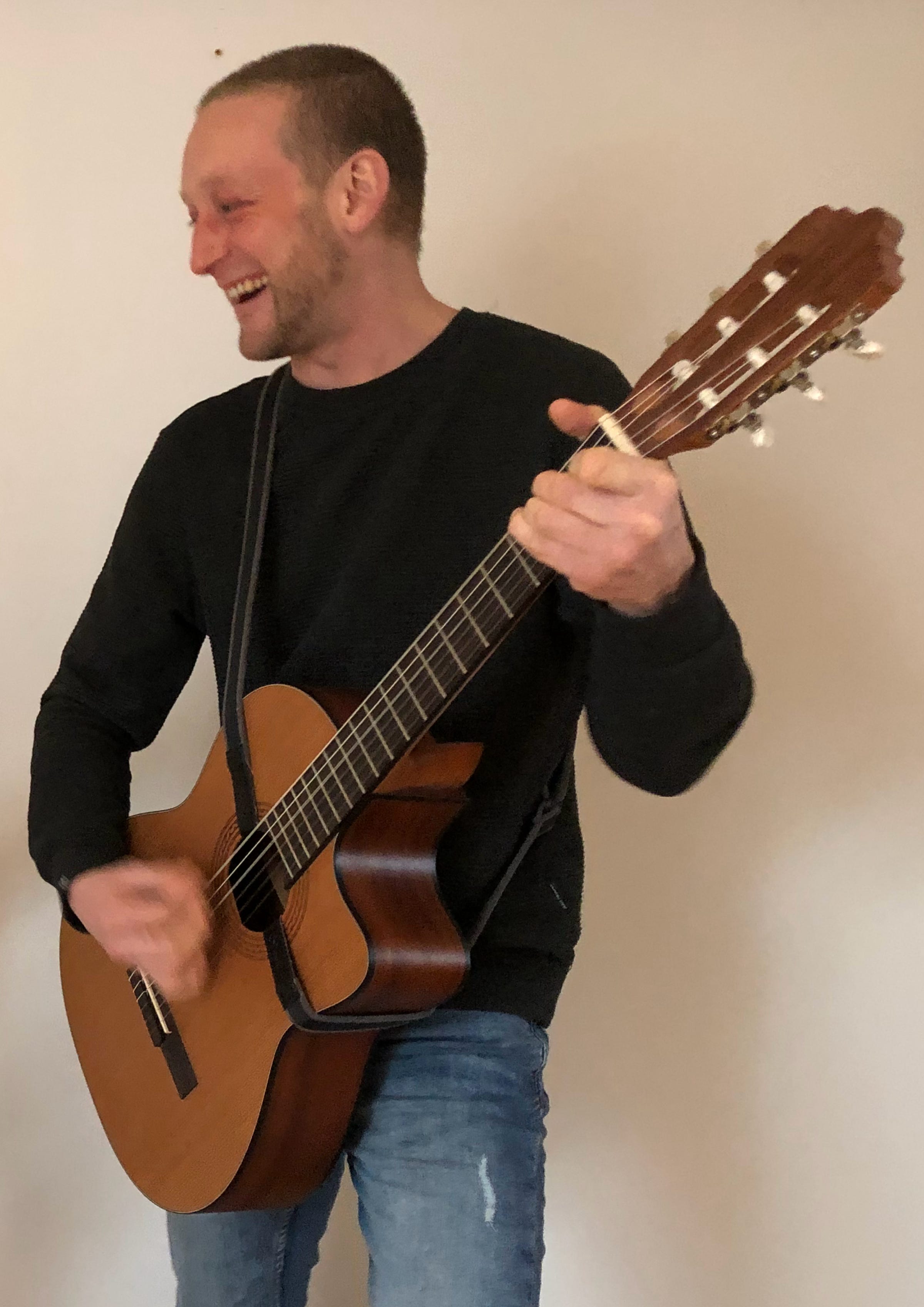 Mann mit Gitarre